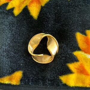 Vintage Signed Napier gold tone broach